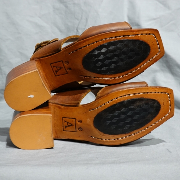 ADELANTE SHOE CO. Natural Brown Sandals with Block Heels, size 6 - Picture 9 of 9